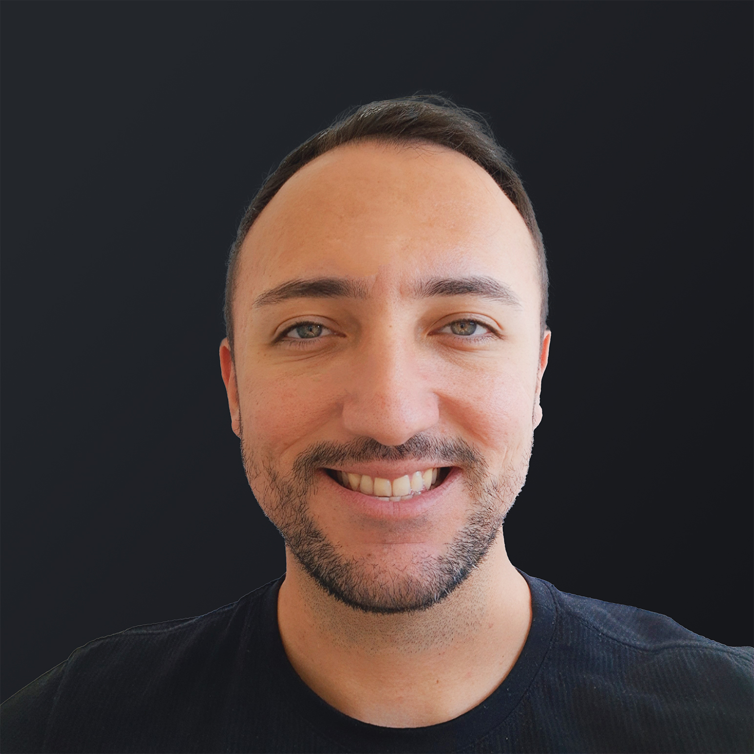 Foto de perfil de Gabriel com filtro preto e branco.