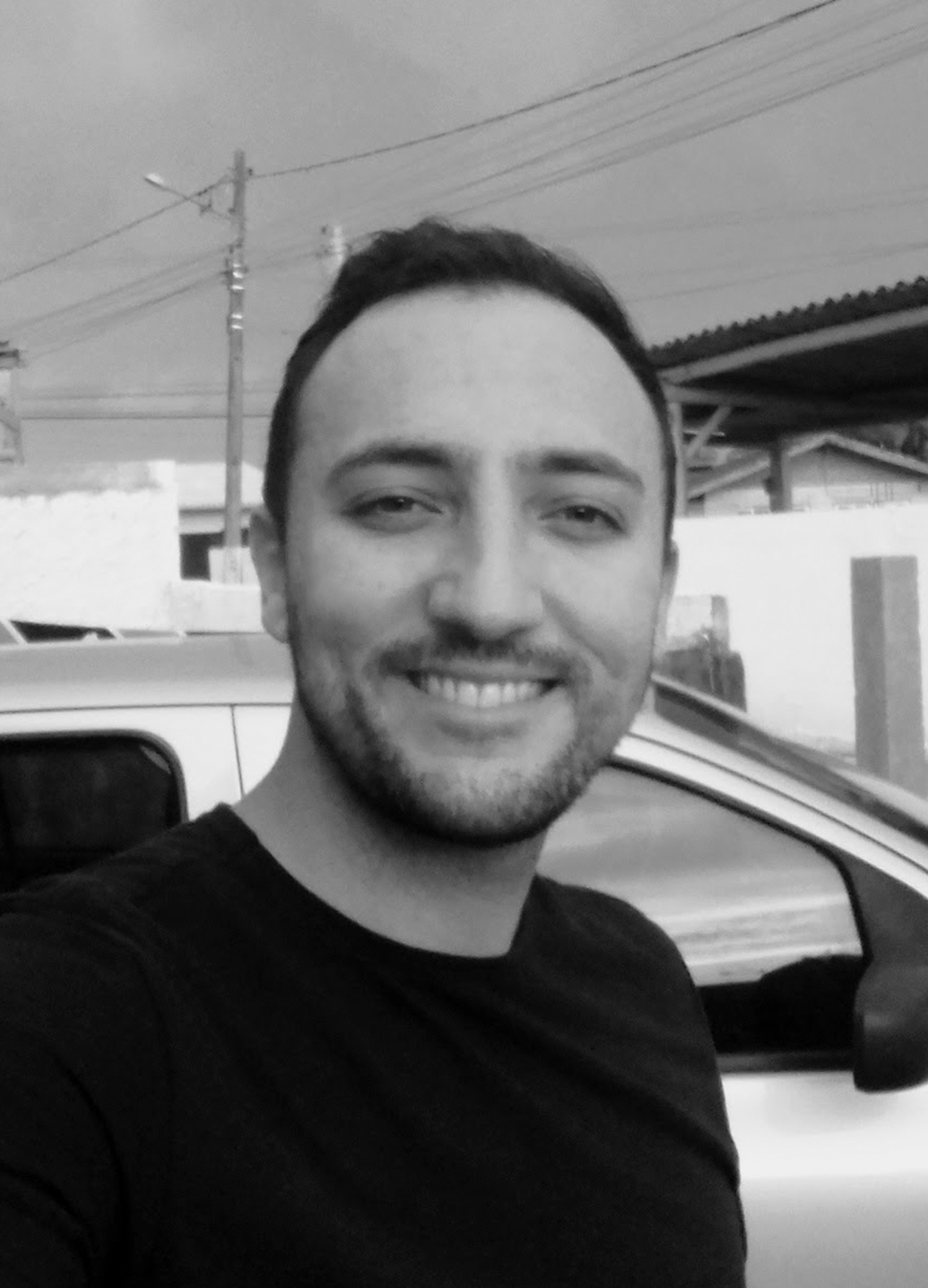 Foto de perfil de Gabriel com filtro preto e branco.
